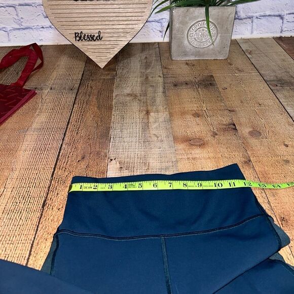 Lululemon Ready Set Go Crop (21")
Submarine size 4 - Picture 11 of 15